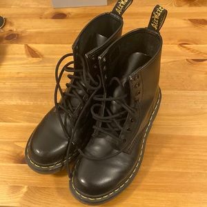 DR.MARTEN UK 8, EU39. BLACK BOOTS